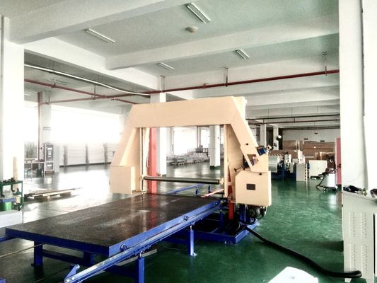 Kompakte und zuverlässige PU-Schaum-Schneidemaschine für einfache Bedienung