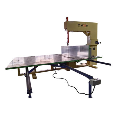 Maschine zum Schneiden von Matratzen-Schaumstoff 4 Räder Industrielle vertikale Messer-Schneidemaschine, mit der verschiedene Materialien geschnitten werden